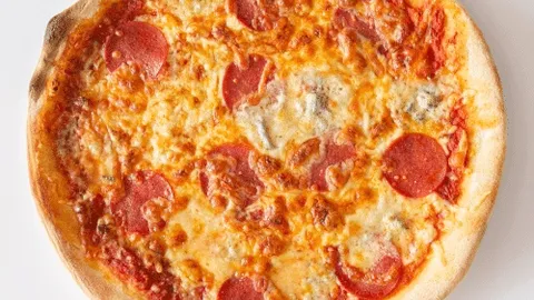 Pizza gorgonzola e salame di Napoli