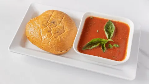 Italiaanse tomatensoep met Turks brood