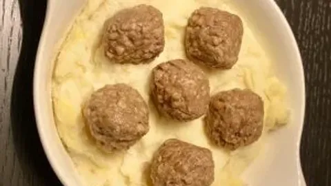Vegan meatballs with mashed potatoes