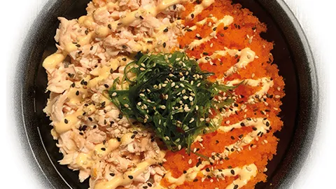 Gekookte zalm and masago poké bowl