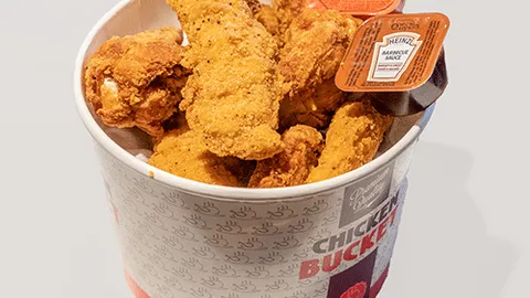 Chicken bucket, 5 strips en 6 wings