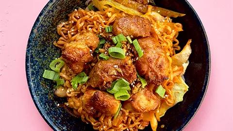 Flaming hot noodles met chicken karaage