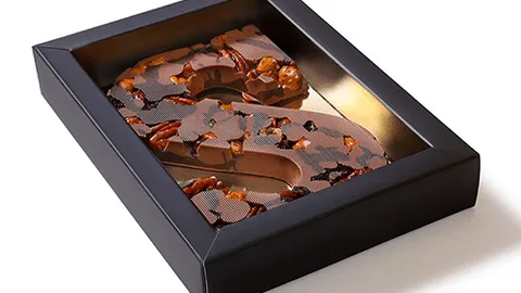 Chocoladeletter luxe gekarameliseerde noten