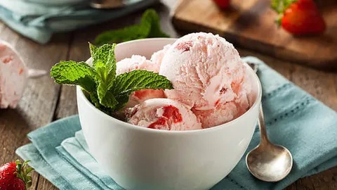 Aardbeien ijs met slagroom