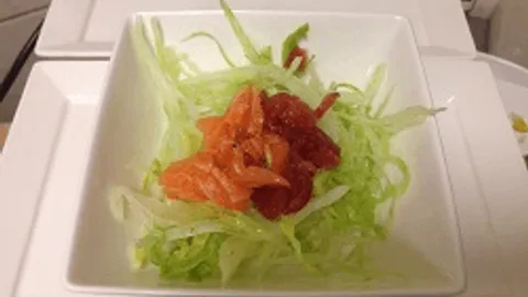 73. Sashimi salade